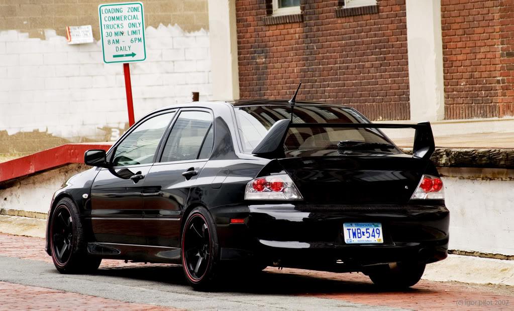 Чёрный Mitsubishi Lancer Evolution IX